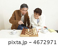ボードゲームを楽しむ老夫婦
