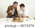 ボードゲームを楽しむ老夫婦