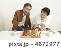 ボードゲームを楽しむ老夫婦