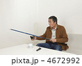 釣竿の手入れをする男性