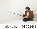 釣竿の手入れをする男性