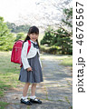 桜と新入生の女の子