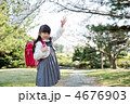 桜と新入生の女の子