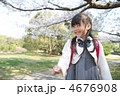 桜と新入生の女の子