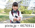 桜と新入生の女の子