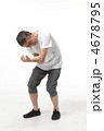 肘を痛めた中高年男性