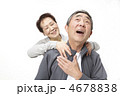 肩を揉む中高年夫婦