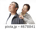 肩を揉む中高年夫婦