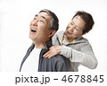 肩を揉む中高年夫婦