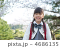 桜と新入生の女の子