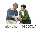 タブレットを使う中高年夫婦