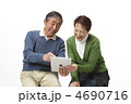 タブレットを使う中高年夫婦