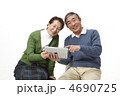 タブレットを使う中高年夫婦