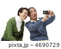 写真を撮る中高年夫婦
