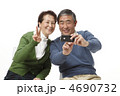 写真を撮る中高年夫婦