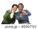 写真を撮る中高年夫婦