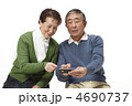 スマートフォンを使う中高年夫婦