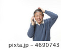 スマートフォンで通話する中高年男性