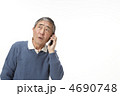 スマートフォンで通話する中高年男性