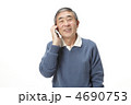 スマートフォンで通話する中高年男性