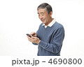 スマートフォンを使用する中高年男性