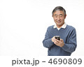 スマートフォンを使用する中高年男性