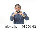 カメラで撮影する中高年男性