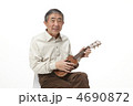 ウクレレを弾く中高年男性