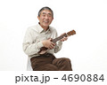 ウクレレを弾く中高年男性