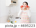 トマトを持つ女性