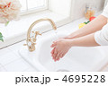 手洗いする若い女性
