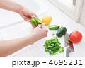 調理する女性の手