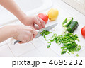 野菜を切る女性の手