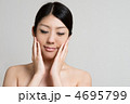 スキンケアをする女性