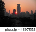 ビルの隙間に沈む夕日（上海）