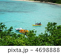 海に浮かぶカヌー