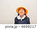 小学校の入学式にのぞむ新一年生（女の子）