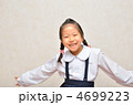 小学校の入学式にのぞむ新一年生（女の子）