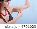 二の腕を気にする女性