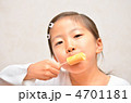 アイスを美味しそうに食べる女の子