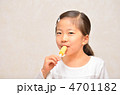 アイスを美味しそうに食べる女の子
