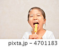 アイスを美味しそうに食べる女の子