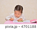 真剣に勉強する女の子