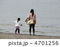 海岸の母子