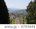 トンネルを通過する電車