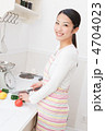 料理する女性