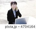 若い女性とスマホ＆ノートPC　モデル：大友　歩