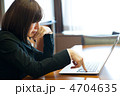 ラップトップのキーを押すビジネスウーマン