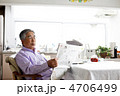 新聞を読むシニア