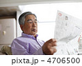 新聞を読むシニア